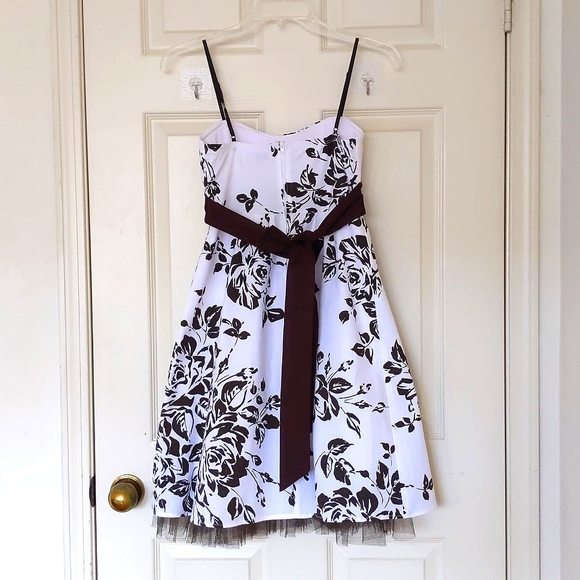 NWOT. Junior Sleeveless Floral Ruffled Edge Dress with padding and lining. - Picture 2 of 8